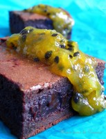 Pavé au chocolat et son coulis aux fruits de la passion