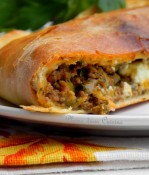 Pizza calzone à la viande hachée, épinards et feta