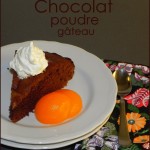 Gâteau au chocolat avec du chocolat en poudre