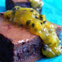 Pavé au chocolat et son coulis aux fruits de la passion
