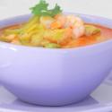 Soupe épicée au lait de coco, pâte de curry et crevettes