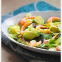 Salade avocat-crevettes avec vinaigrette au curry